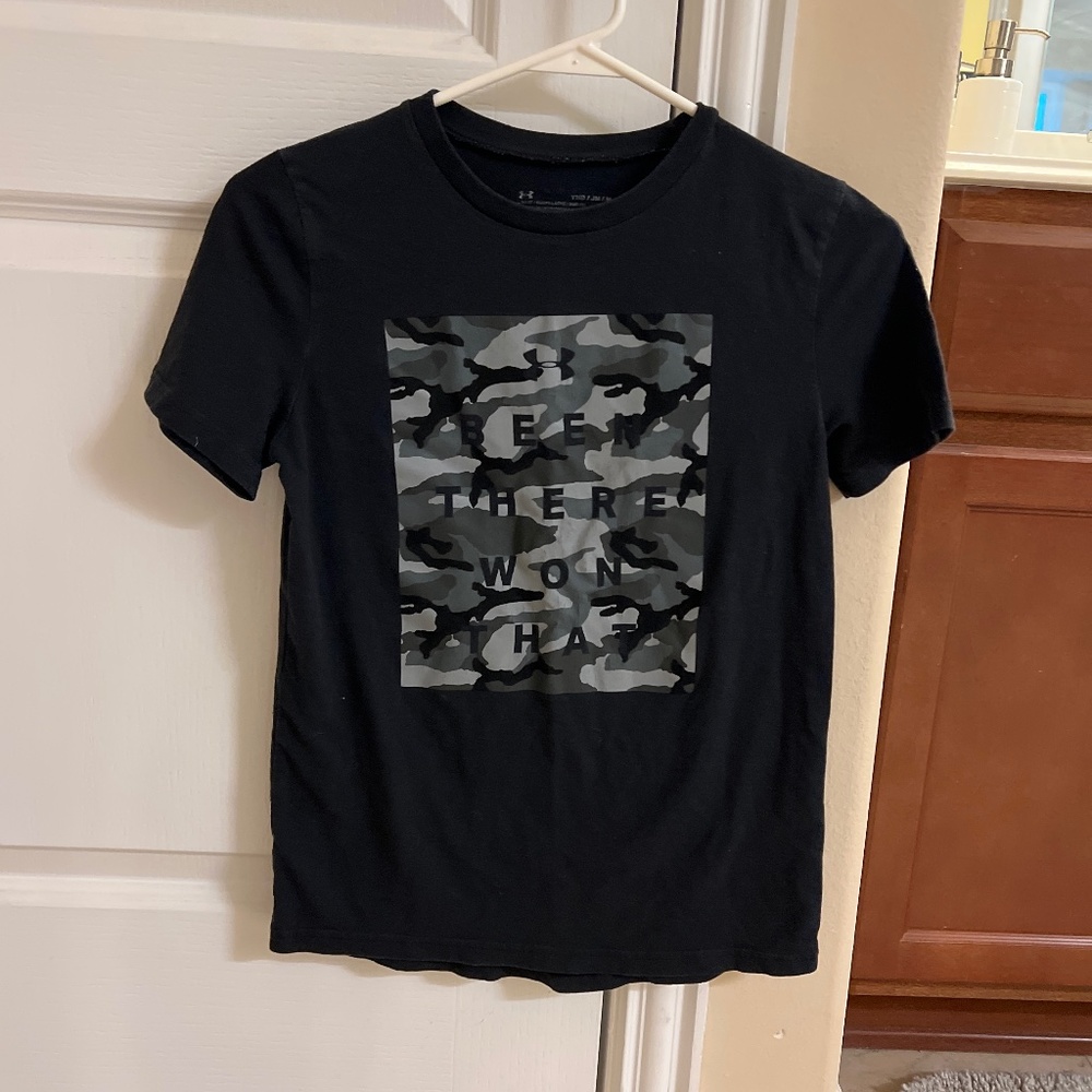 Boys Under Armour T-shirt medium
